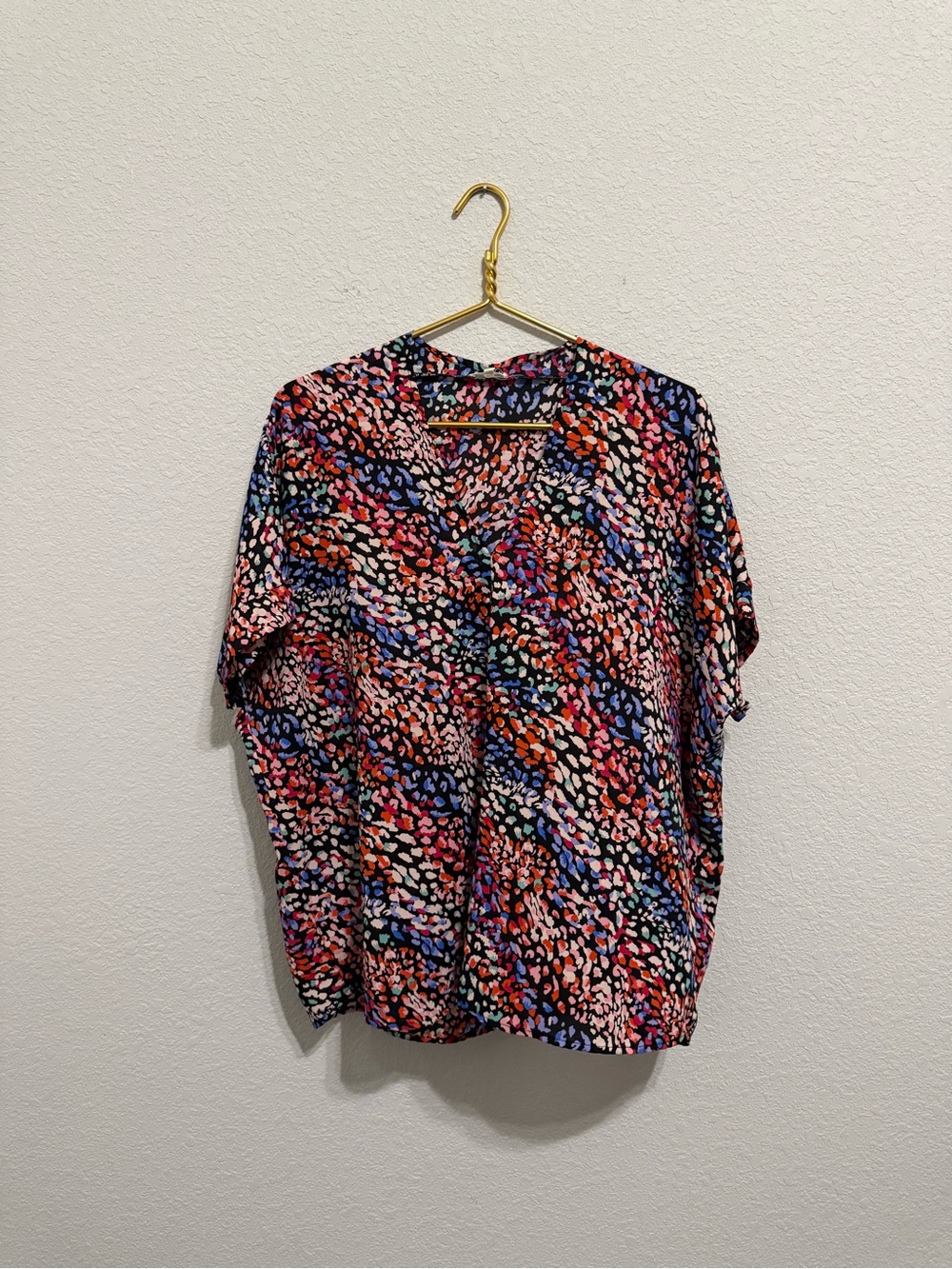 JODIFL Multicolor Abstract Print V-Neck Blouse